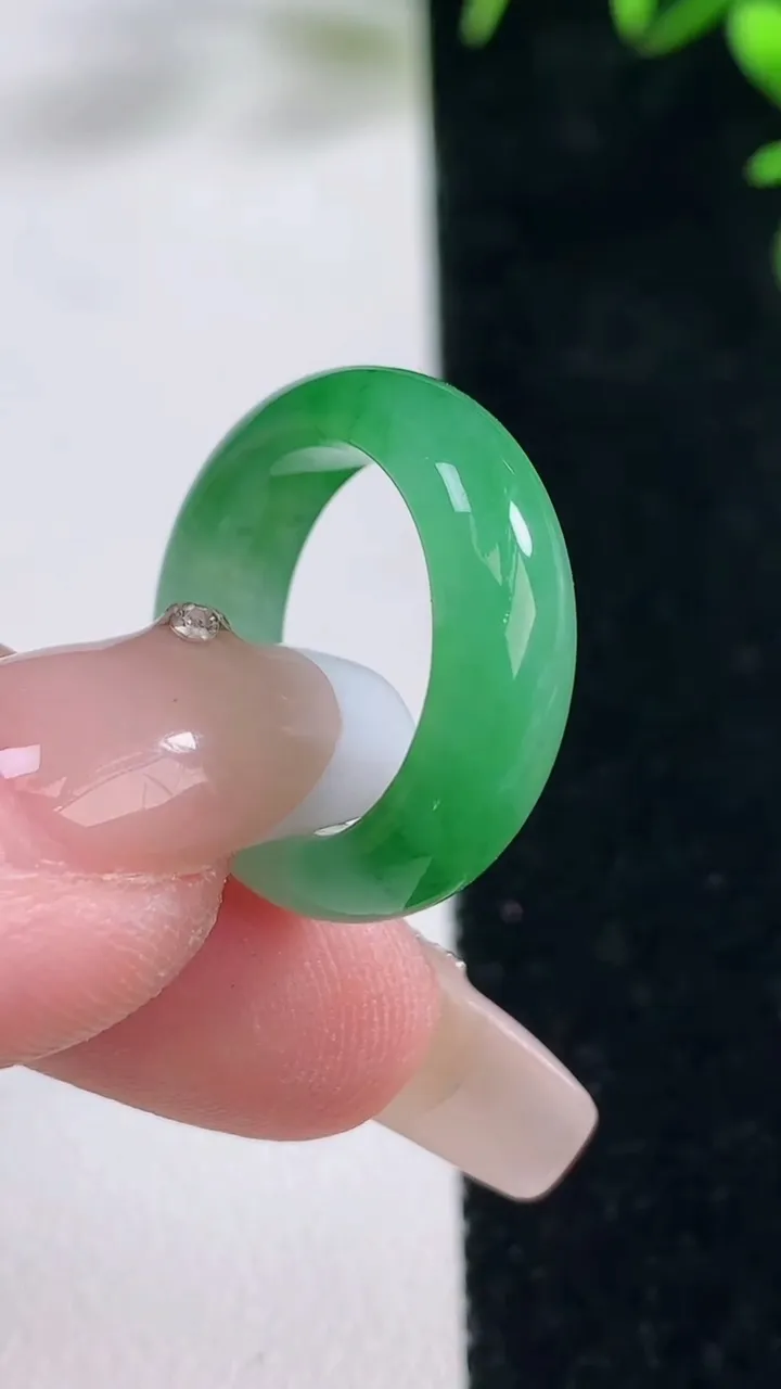天然A货翡翠指环戒指，尺寸15.3-5.7-3.3，重量:3.52g2025年12月27日
工厂直销收藏佳品,种好水足，色泽均匀，有种有色，上手高大气！