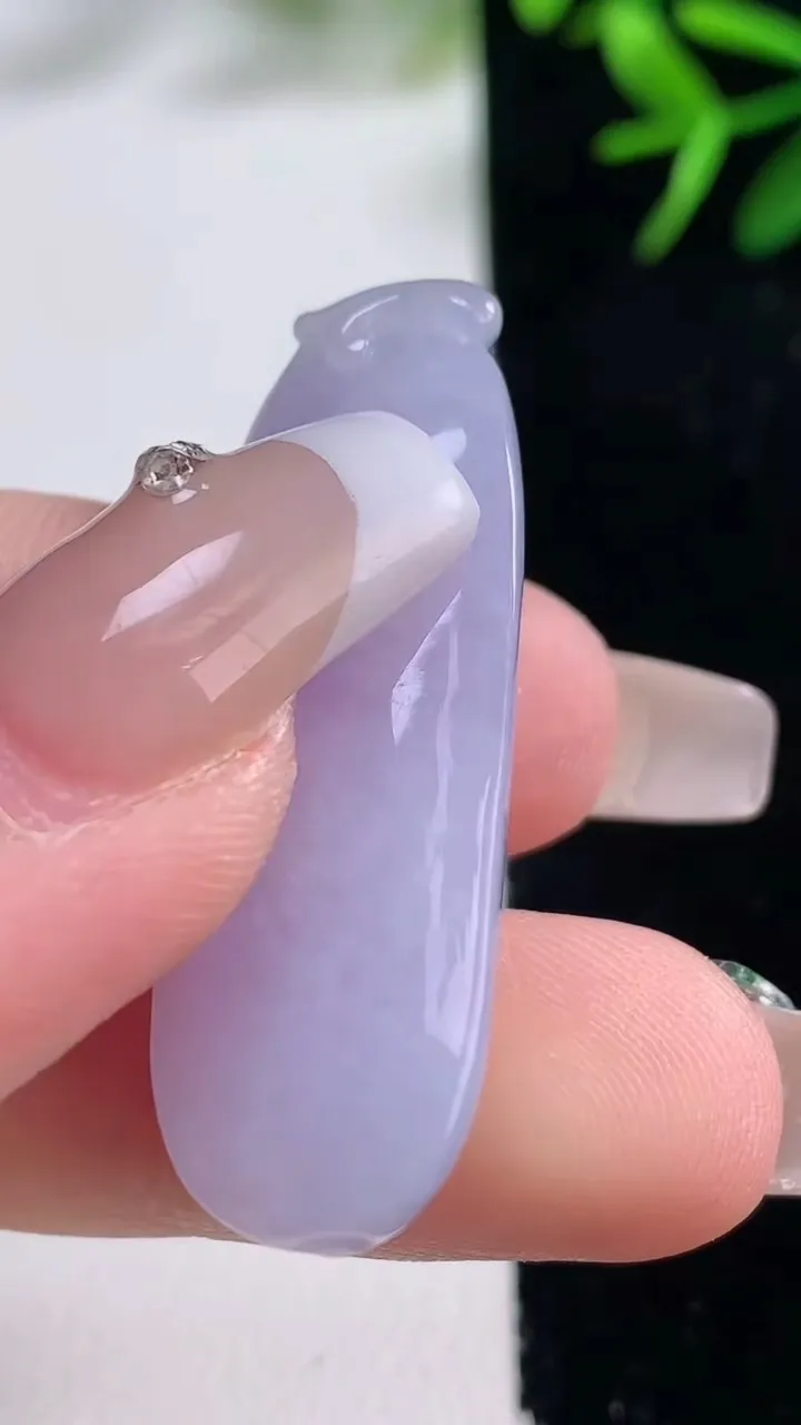 天然A货翡翠紫罗兰福瓜吊坠，尺寸38.8-13.2-10.2，重量:10.35g
12月27日