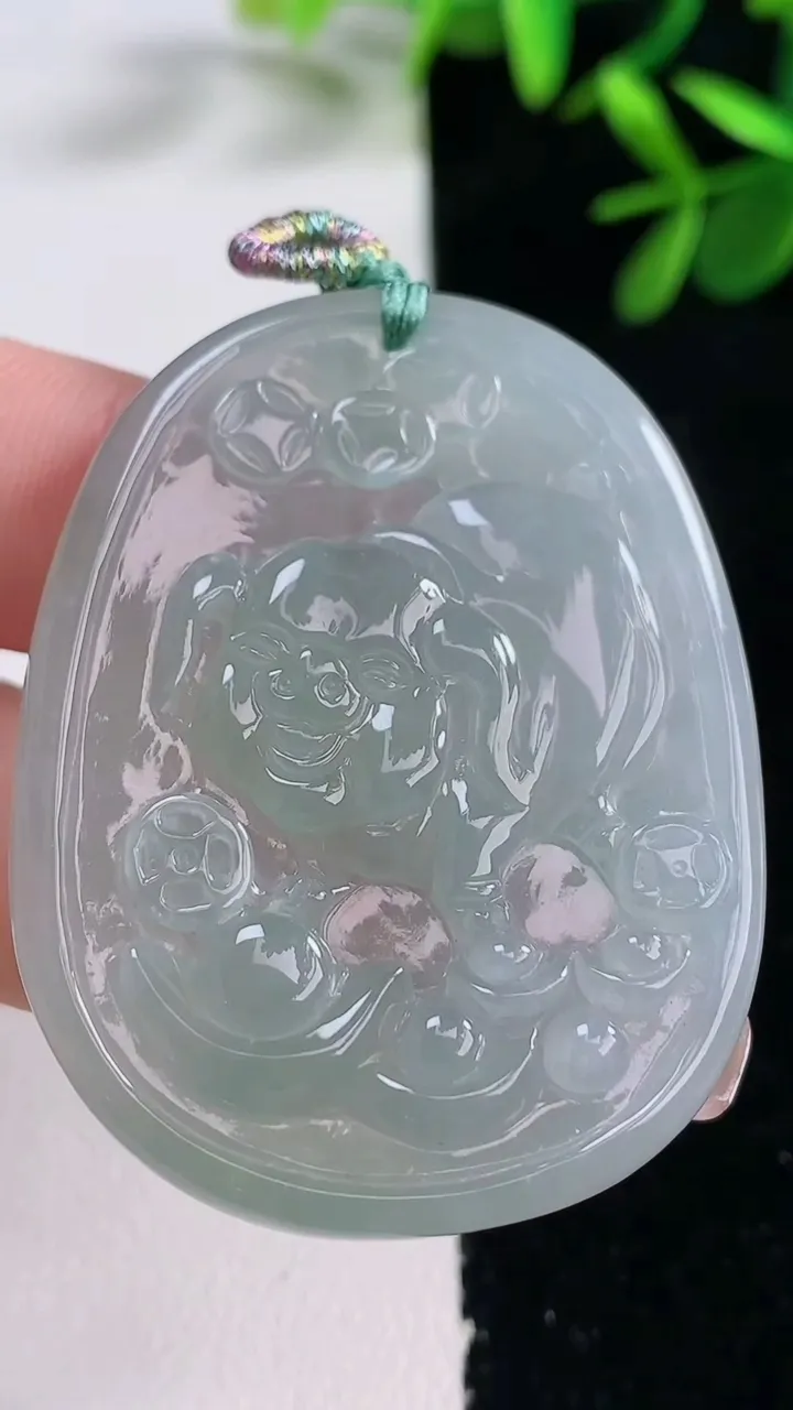 天然A货翡翠生肖猪吊坠，尺寸45.8-35.3-4.8，重量:18.94g
12月27日