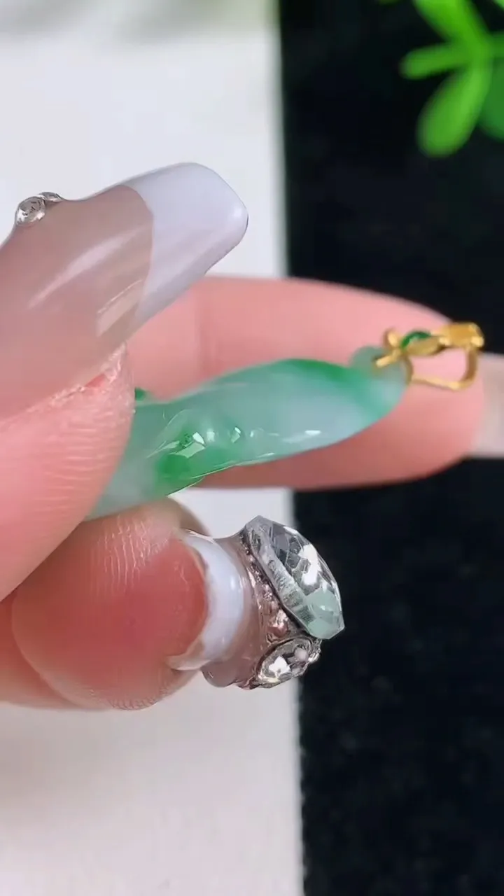 天然A货翡翠呱呱来财吊坠，尺寸34.6-23.5-8.3，重量:8.08g
12月27日