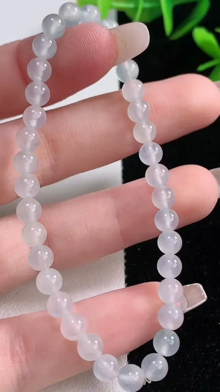 天然A货翡翠种白冰圆珠手串，尺寸5.2-35颗，重量:8.06g12月27日
工厂直销收藏佳品,种好