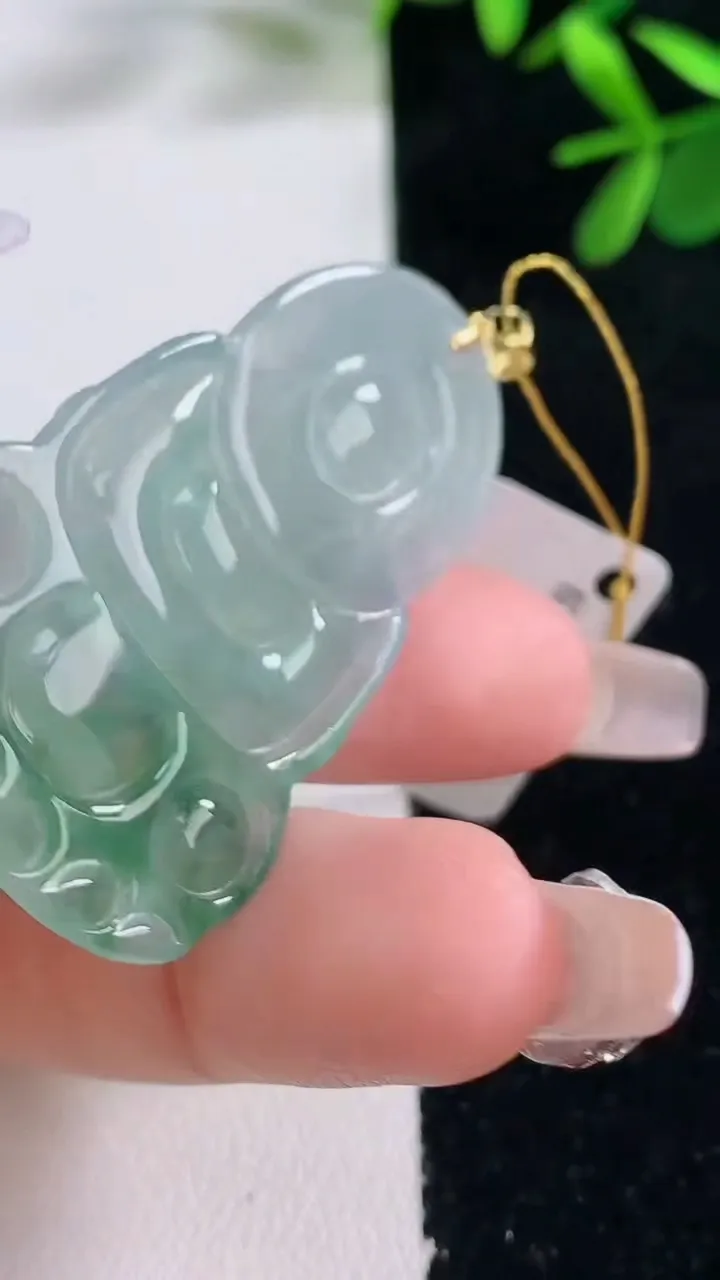 天然A货翡翠观音菩萨吊坠，尺寸45.2-28.8-4，重量:10.00g
12月27日