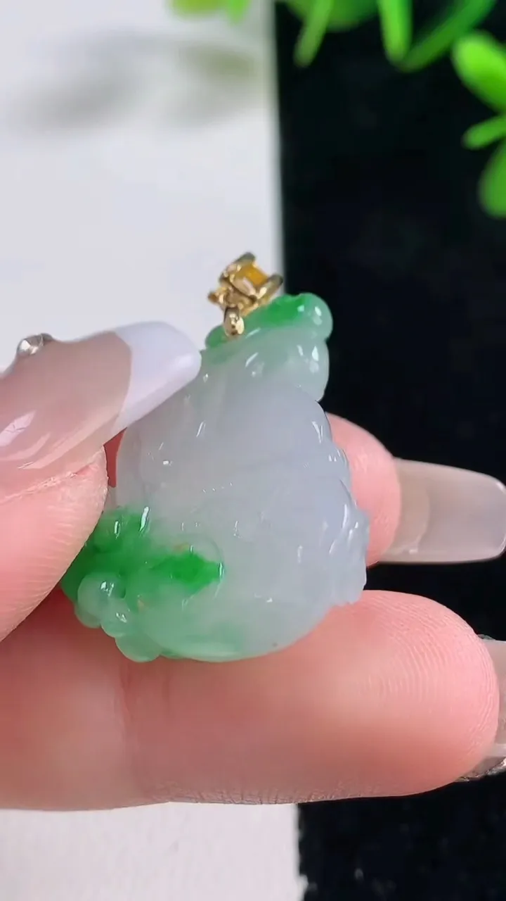 天然A货翡翠葫芦吊坠，尺寸28-21.6-9.3，重量:6.97g
12月27日