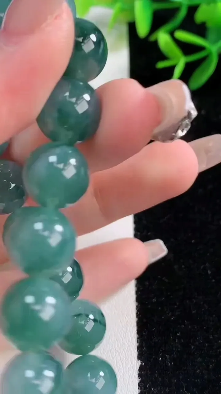 天然A货翡翠飘花圆珠手串，尺寸11.7-17颗，重量:48.29g12月27日
工厂直销收藏佳品,种好水足，色泽均匀，有种有色，上手高大气！