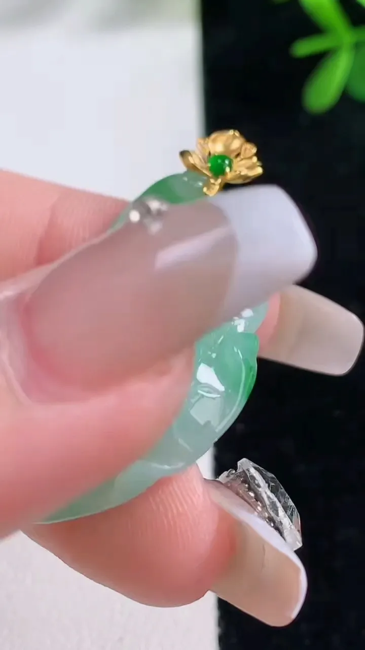 天然A货翡翠呱呱来财吊坠，尺寸34.6-23.5-8.3，重量:8.08g
12月27日