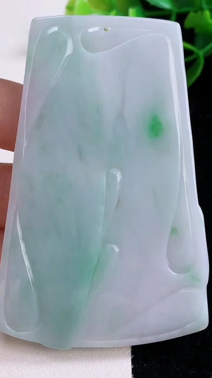 天然A货翡翠大势至菩萨吊坠，尺寸78-50.4-5.2，重量:46.38g
12月27日