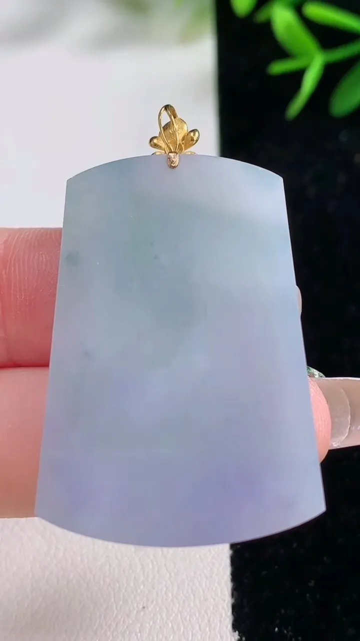 天然A货翡翠18K金紫罗兰无事牌吊坠，尺寸38.4-26.8-3.5，重量:10.91g
12月27日