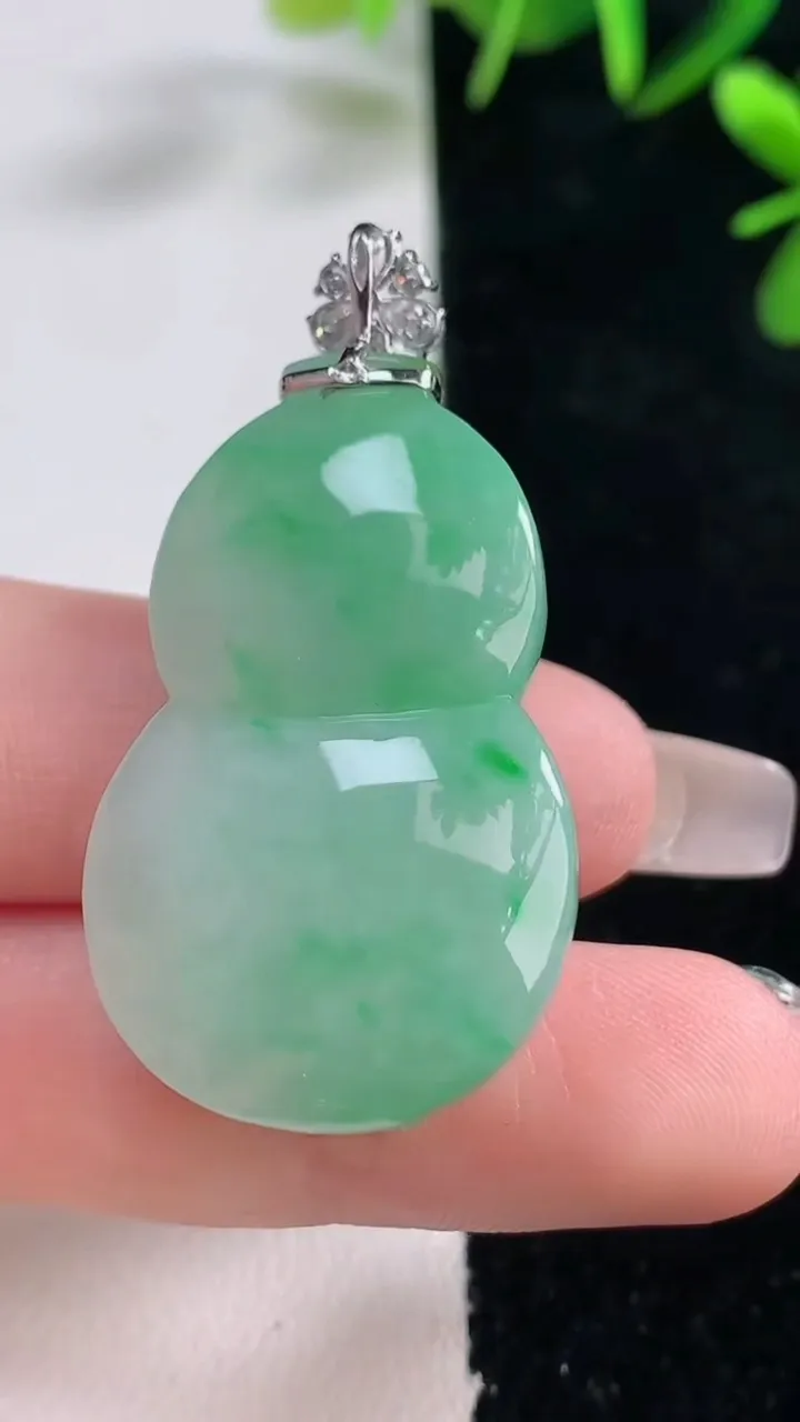 天然A货翡翠葫芦吊坠，尺寸35.6-22.3-13.5，重量:20.18g
12月27日