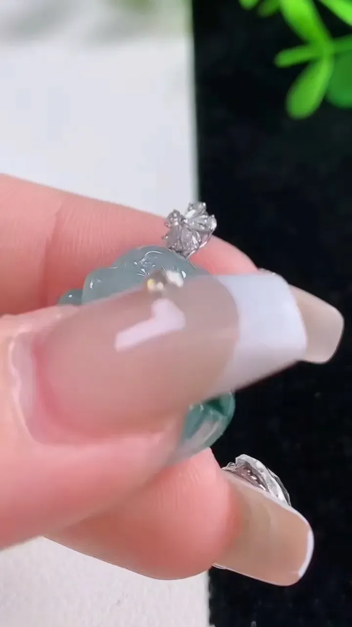 天然A货翡翠种飘花佛公吊坠，尺寸22.6-25.2-7.3，重量:5.99g
12月27日