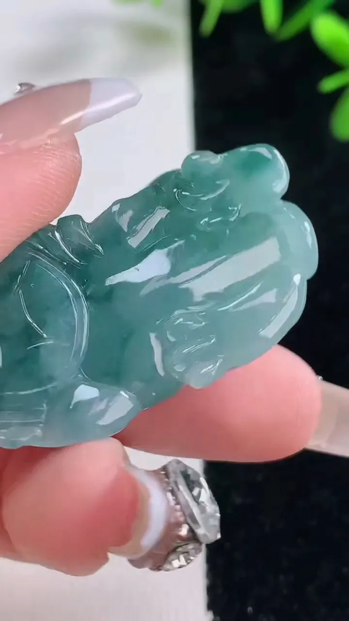 天然A货翡翠飘花霸王貔貅吊坠，尺寸37.2-20-12.2，重量:19.39g
12月27日