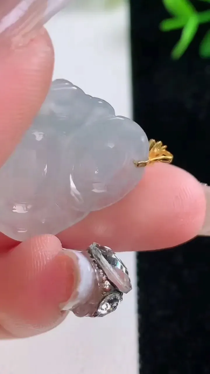 天然A货翡翠种白冰佛公吊坠，尺寸23.7-26.8-5.8，重量:5.25g
12月27日