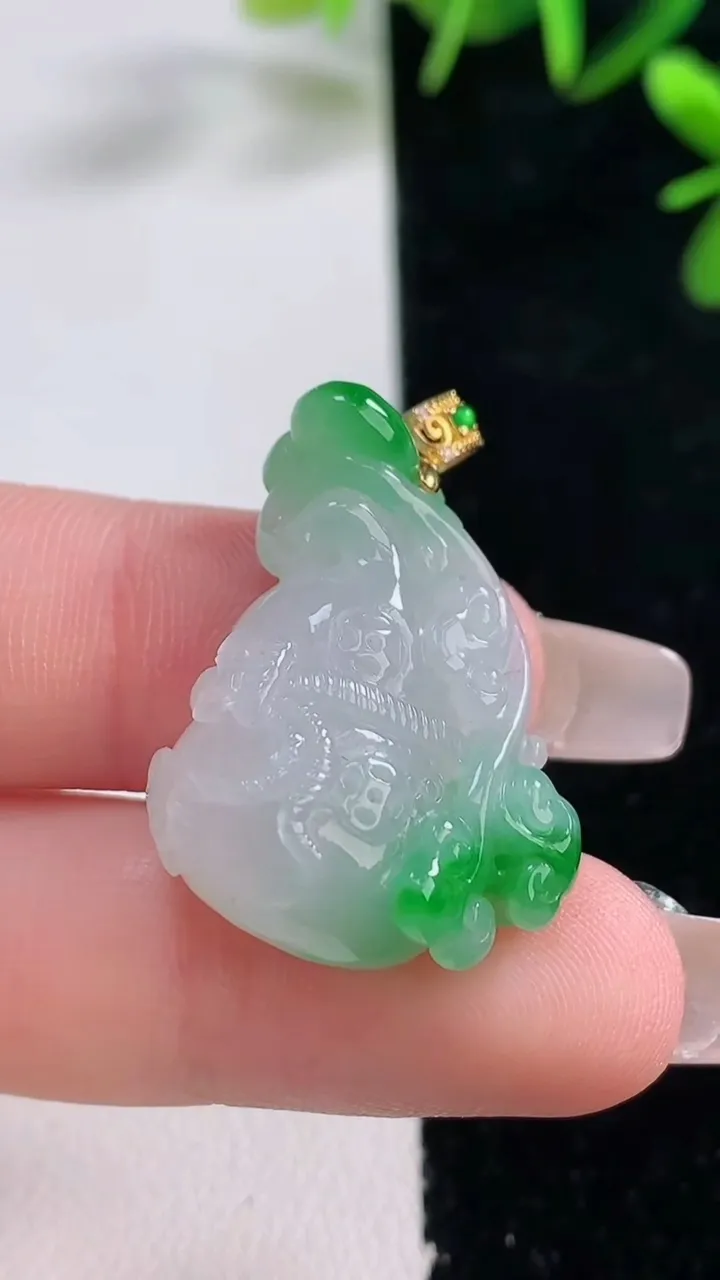 天然A货翡翠葫芦吊坠，尺寸28-21.6-9.3，重量:6.97g
12月27日