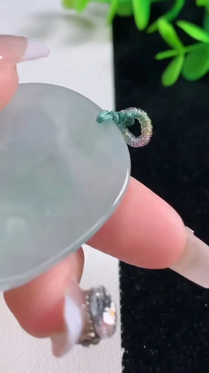 天然A货翡翠生肖猪吊坠，尺寸45.8-35.3-4.8，重量:18.94g
12月27日