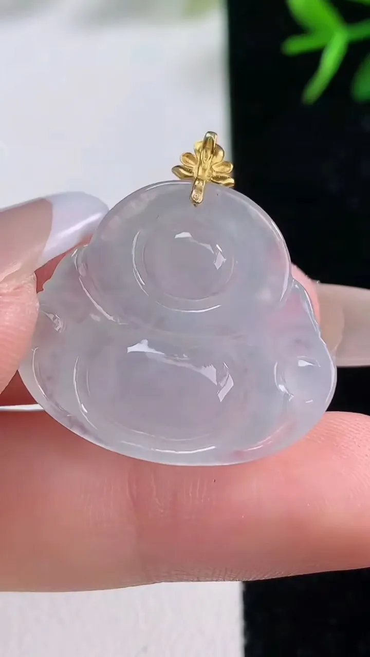 天然A货翡翠种白冰佛公吊坠，尺寸23.7-26.8-5.8，重量:5.25g
12月27日