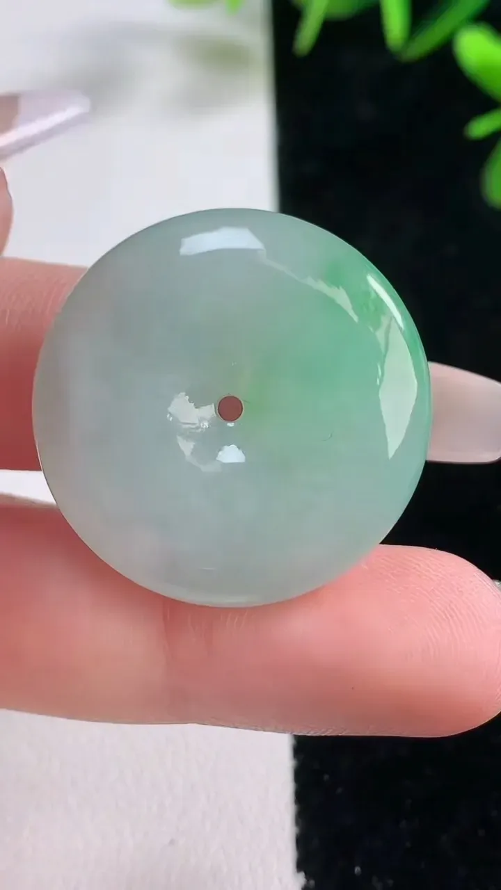 天然A货翡翠平安扣吊坠，尺寸27.8-6.5，重量:11.11g
12月27日