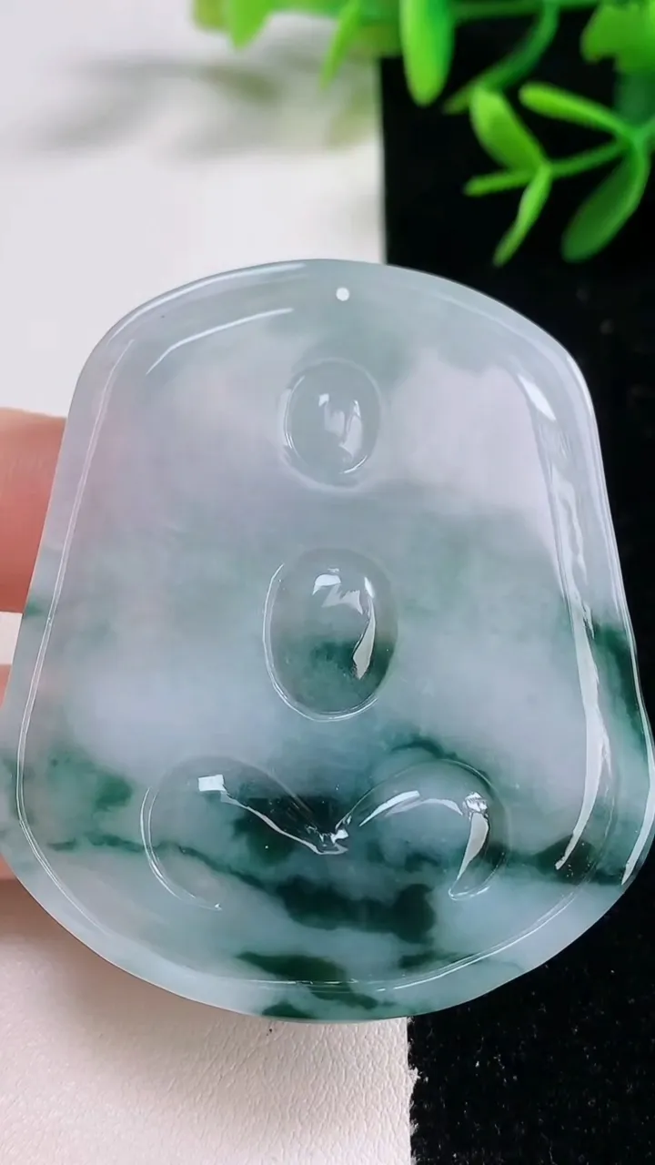 天然A货翡翠飘花千手观音吊坠，尺寸56.5-48.2-5.2，重量:25.75g
12月27日