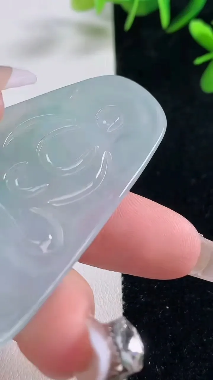 天然A货翡翠阿弥陀佛吊坠，尺寸62.3-37-4.8，重量:24.45g
12月27日