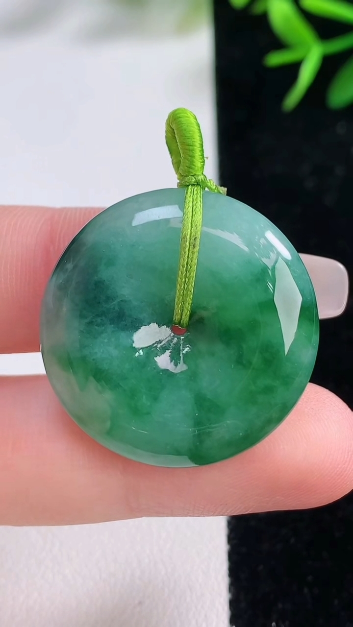 天然A货翡翠平安扣吊坠，尺寸27.5-5.9，重量:9.52g
12月27日