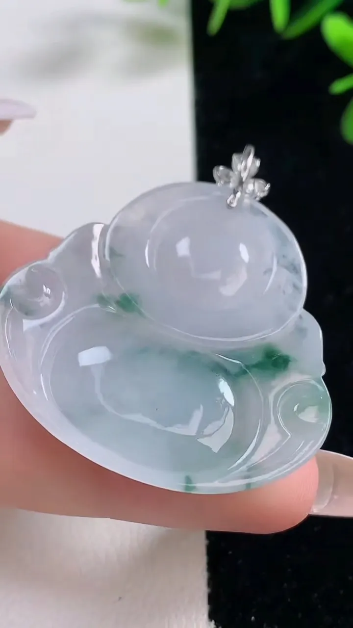 天然A货翡翠种飘花佛公吊坠，尺寸35.7-38.8-6.4，重量:13.87g
12月27日