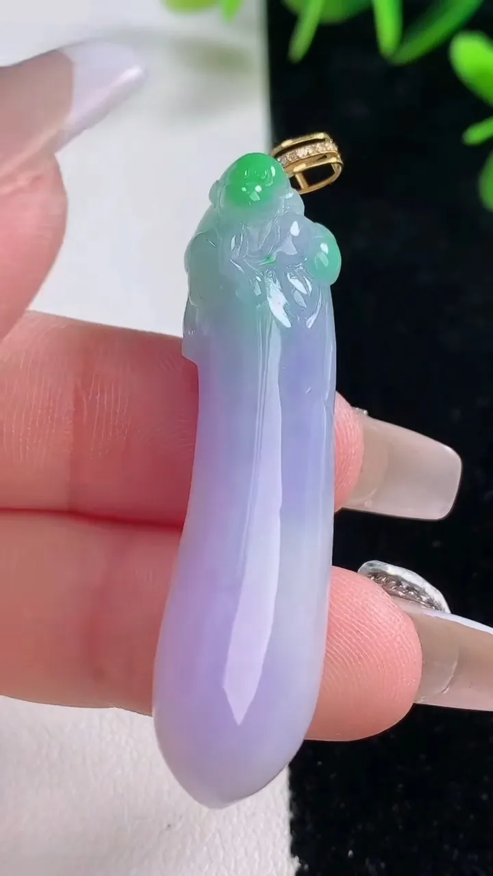 天然A货翡翠18K金春带彩紫罗兰福瓜吊坠，尺寸46.6-11.7-10.3，重量:11.14g
12