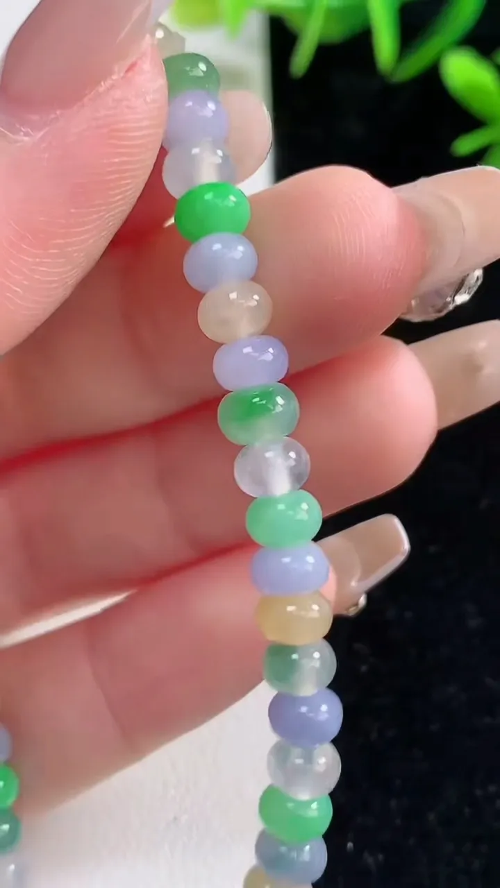 天然A货翡翠三彩算盘珠手串，尺寸5.3-3.5-49颗，重量:10.33g12月27日
工厂直销收藏佳品,种好水足，色泽均匀，有种有色，上手高大气！