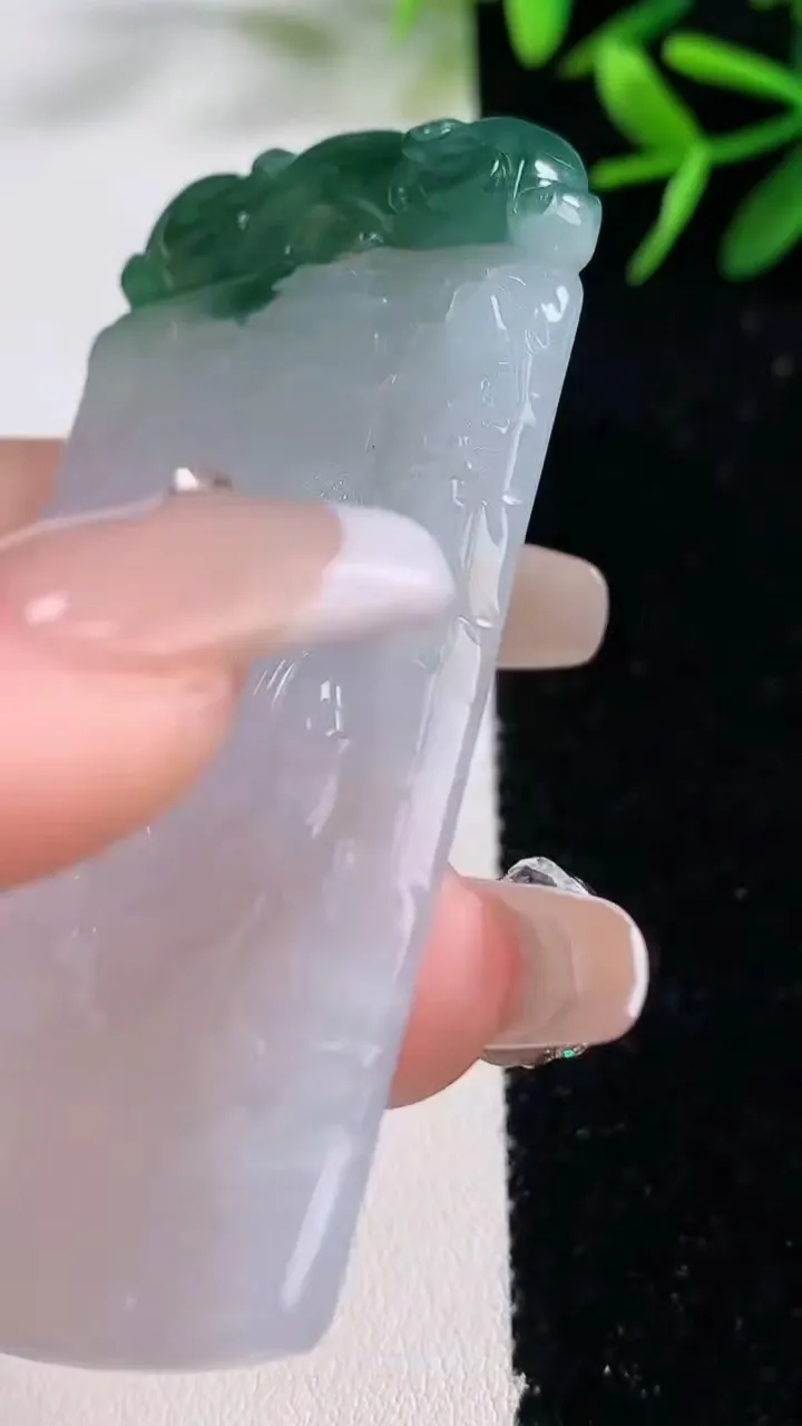 天然A货翡翠飘花山水祥龙阿弥陀佛吊坠，尺寸66.3-35.6-5.6，重量:30.16g
12月27