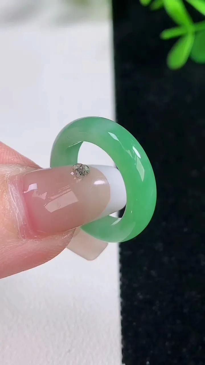 天然A货翡翠指环戒指，尺寸14.8-4.9-3.3，重量:2.97g2025年12月27日
工厂直销