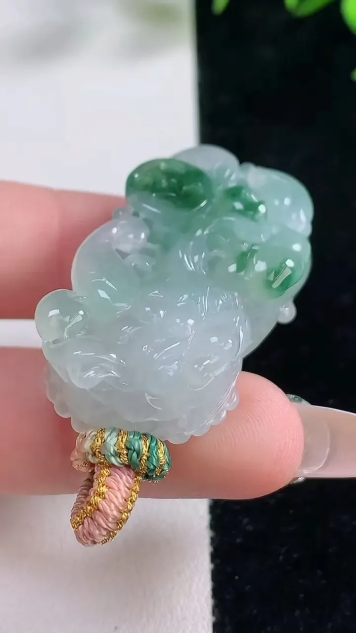 天然A货翡翠霸王貔貅吊坠，尺寸38.4-21-11.2，重量:19.76g
12月27日