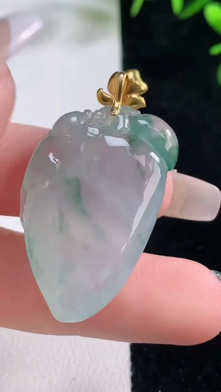 天然A货翡翠种飘花寿桃吊坠，尺寸32.7-22-7.3，重量:10.08g
12月27日