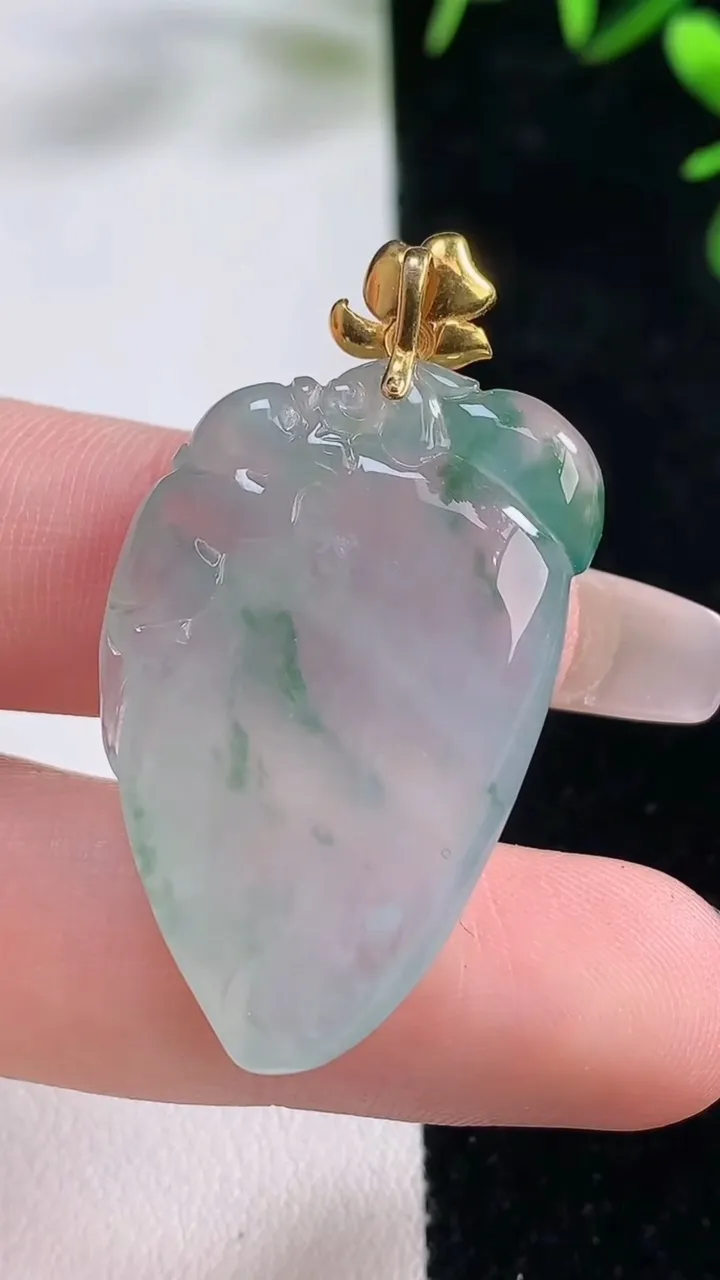 天然A货翡翠种飘花寿桃吊坠，尺寸32.7-22-7.3，重量:10.08g
12月27日