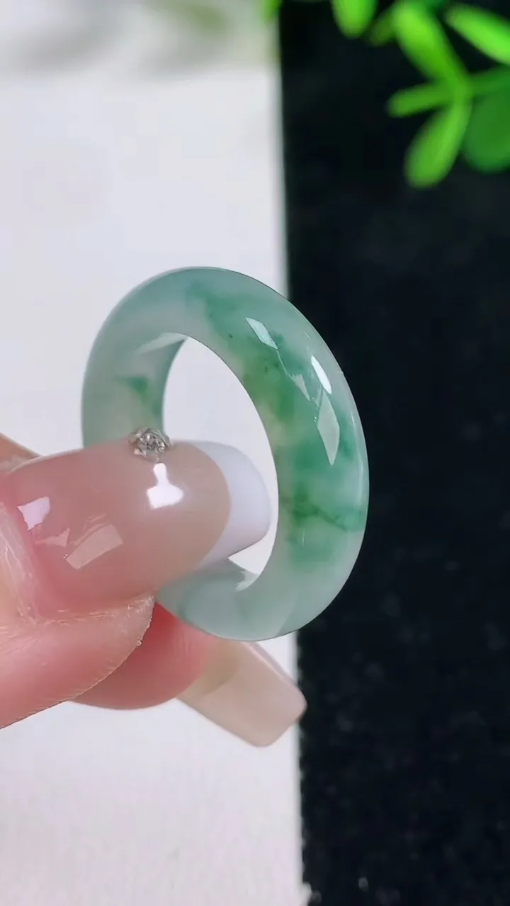 天然A货翡翠冰种飘花指环戒指，尺寸17-5.6-3.4，重量:4.40g2025年12月27日
工厂直销收藏佳品,种好水足，色泽均匀，有种有色，上手高大气！
