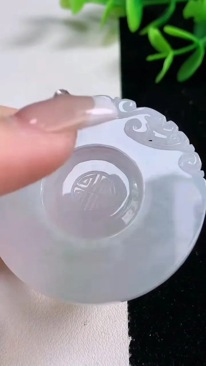 天然A货翡翠飘花仿古牌吊坠，尺寸49-3.7，重量:21.06g
12月27日