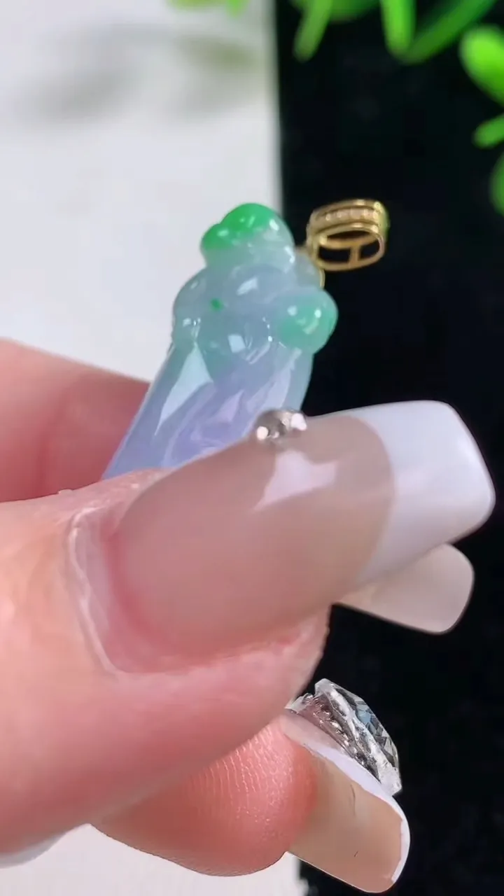 天然A货翡翠18K金春带彩紫罗兰福瓜吊坠，尺寸46.6-11.7-10.3，重量:11.14g
12月27日