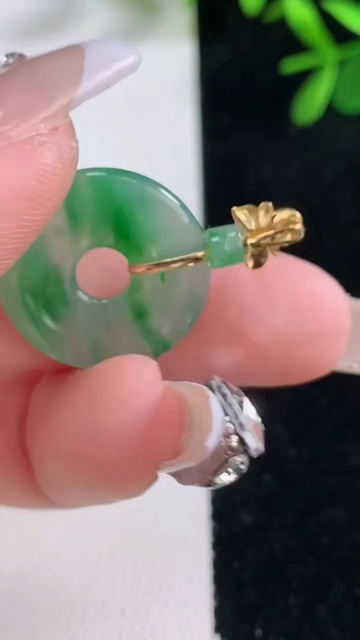 天然A货翡翠平安环吊坠，尺寸20-2.6，重量:2.53g
12月27日