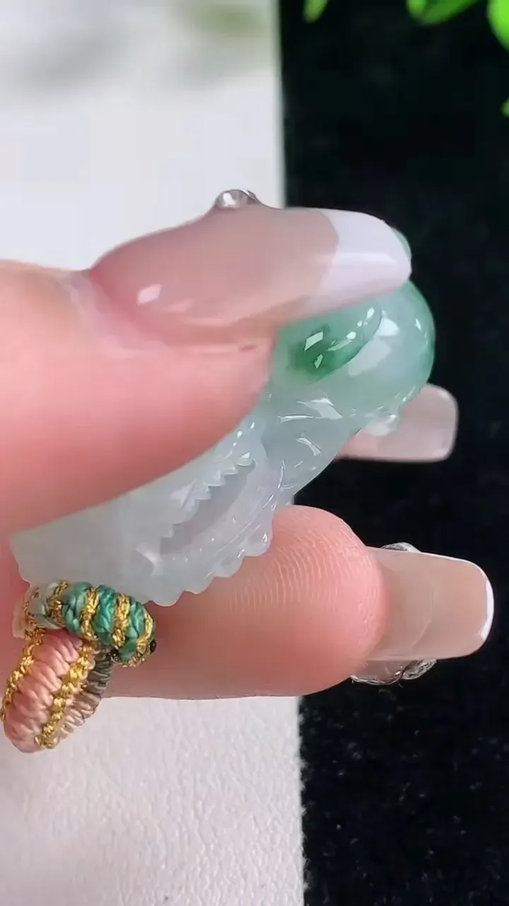 天然A货翡翠霸王貔貅吊坠，尺寸38.4-21-11.2，重量:19.76g
12月27日