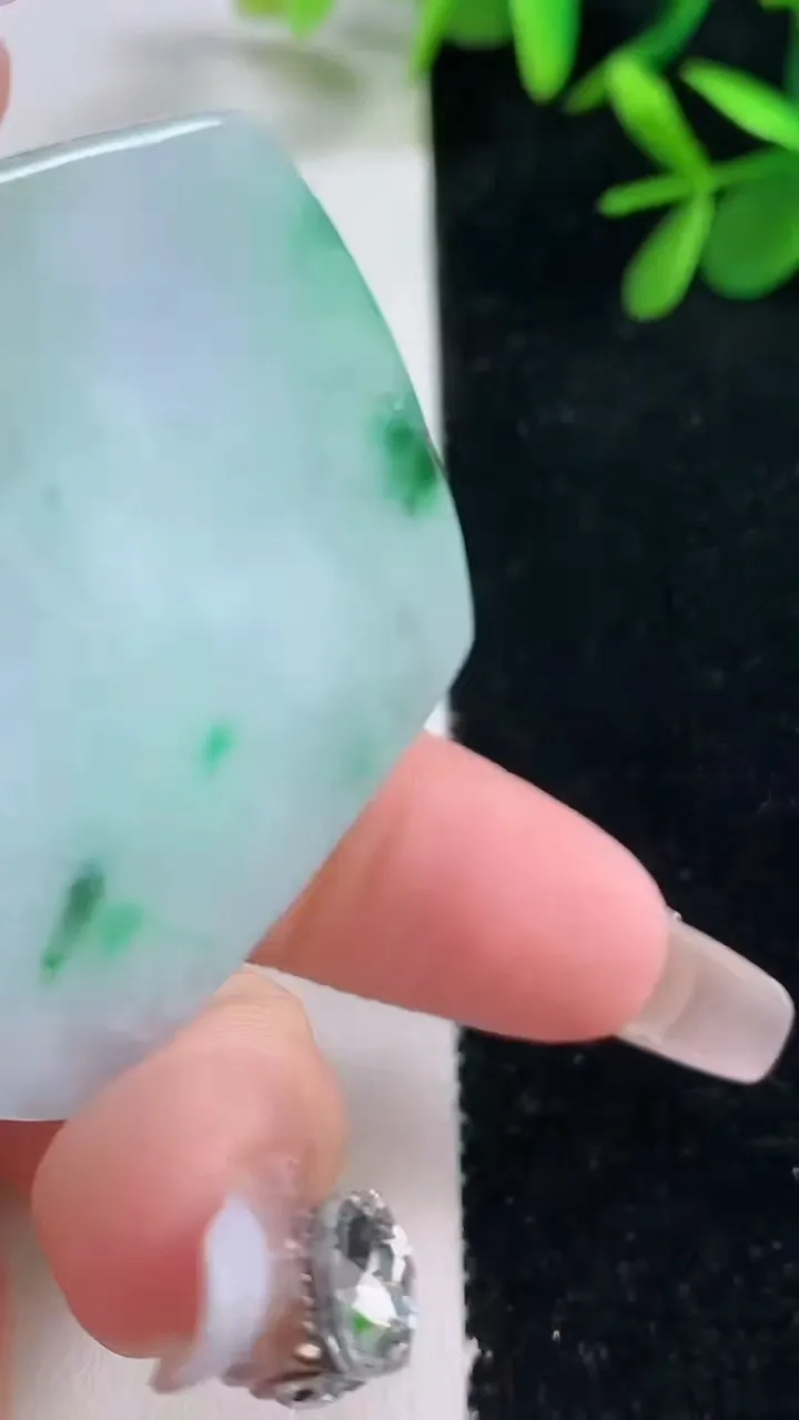 天然A货翡翠五鼠运财吊坠，尺寸50.2-45-13.7，重量:56.28g
12月27日