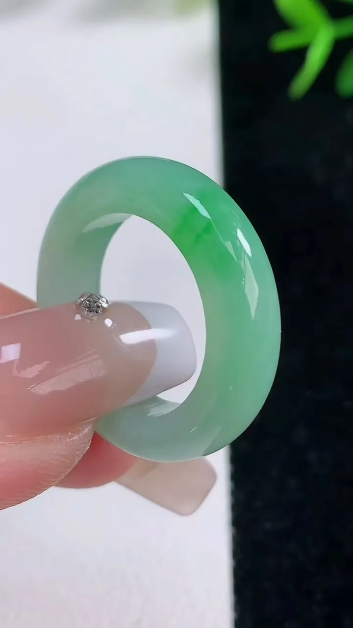 天然A货翡翠指环戒指，尺寸17.2-5.3-4，重量:5.01g2025年12月27日
工厂直销收藏佳品,种好水足，色泽均匀，有种有色，上手高大气！