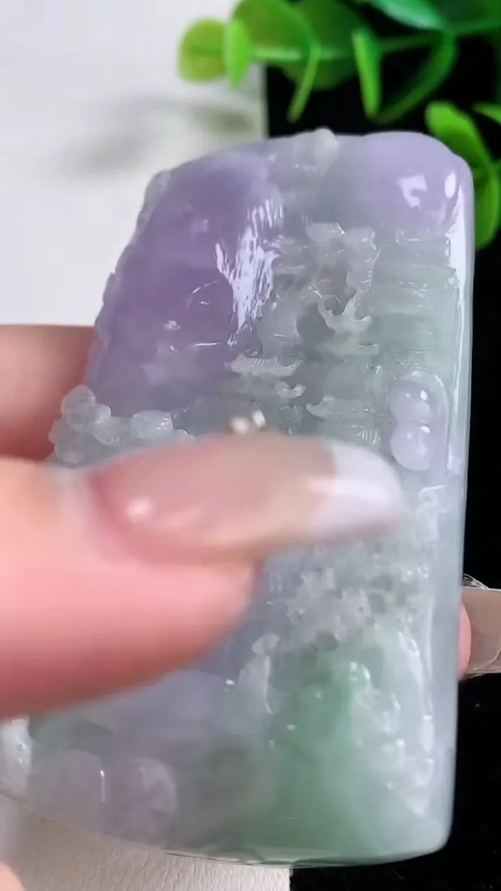 天然A货翡翠春带彩紫罗兰山水牌吊坠，尺寸71.3-45.5-10，重量:74.14g
12月27日