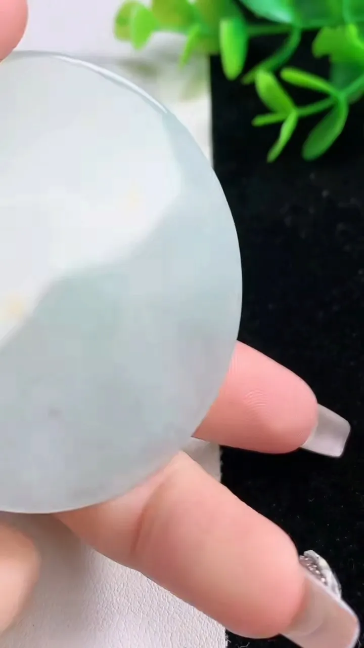 天然A货翡翠大势至菩萨吊坠，尺寸56.6-4.6，重量:35.53g
12月27日