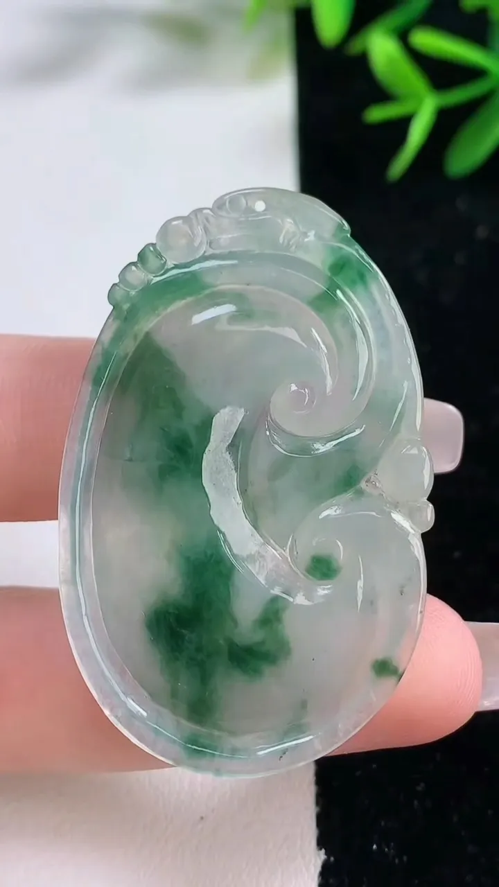 天然A货翡翠冰种飘花如意吊坠，尺寸47.2-29-4.6，重量:11.68g
12月27日