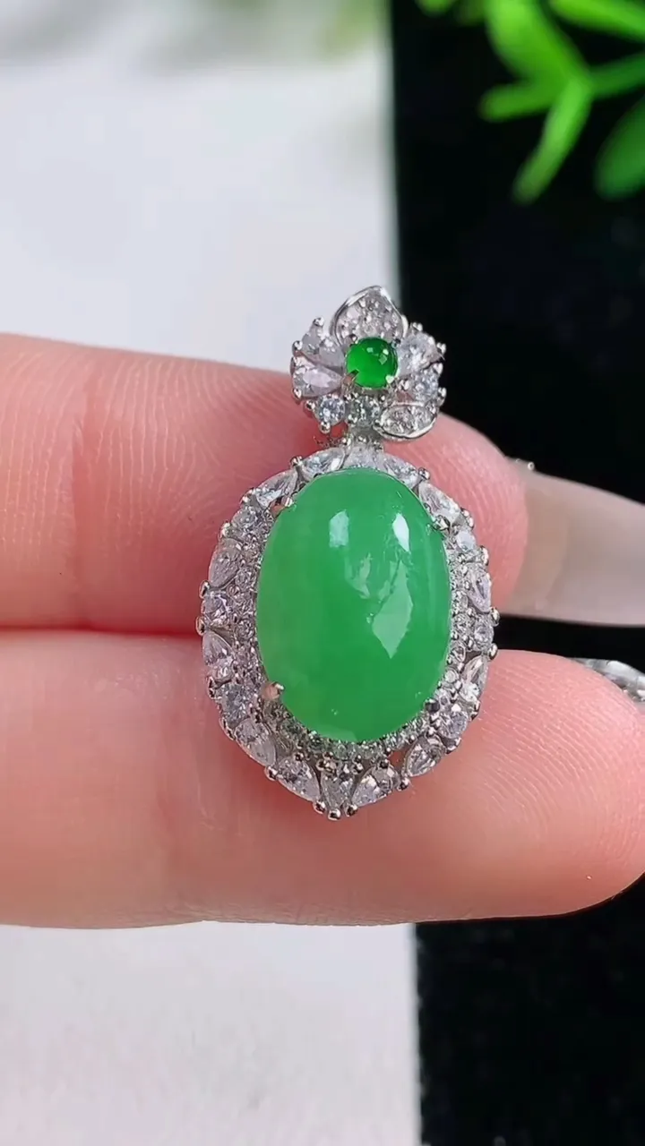 天然A货翡翠蛋面吊坠，尺寸26.3-13.4-8.3，裸石12.7-8.9重量:3.13g
12月2