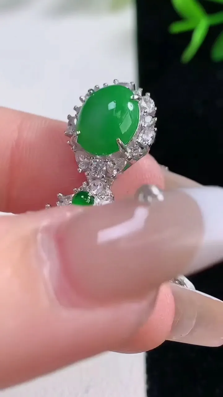 天然A货翡翠种白冰蛋面吊坠，尺寸36.5-15.8-10.2，裸石10-9.7重量:5.91g
12