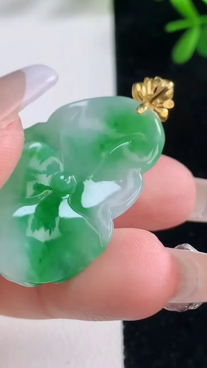 天然A货翡翠呱呱来财吊坠，尺寸34.6-23.5-8.3，重量:8.08g
12月27日