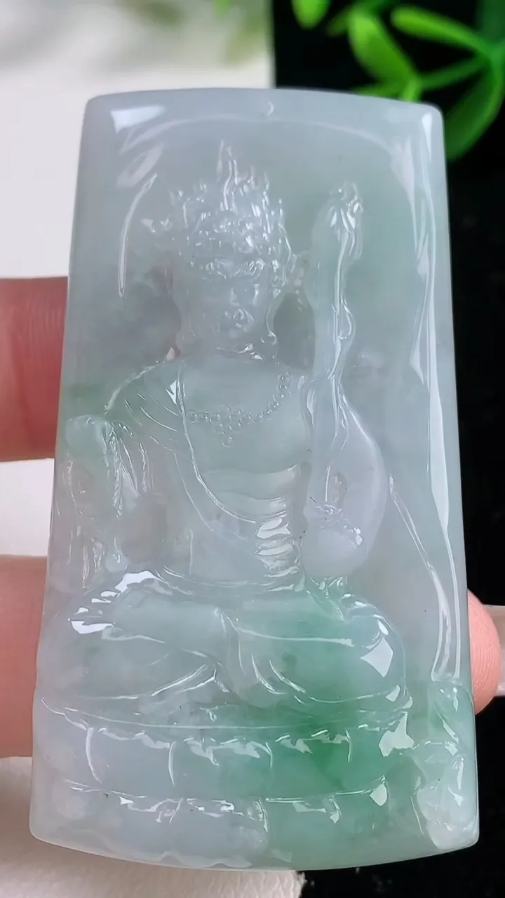 天然A货翡翠不动明王吊坠，尺寸61.4-33.2-5.5，重量:27.20g
12月27日