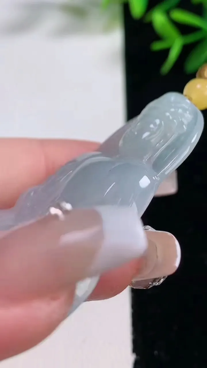 天然A货翡翠观音菩萨吊坠，尺寸51.2-34.6-5.2，重量:16.04g
12月27日