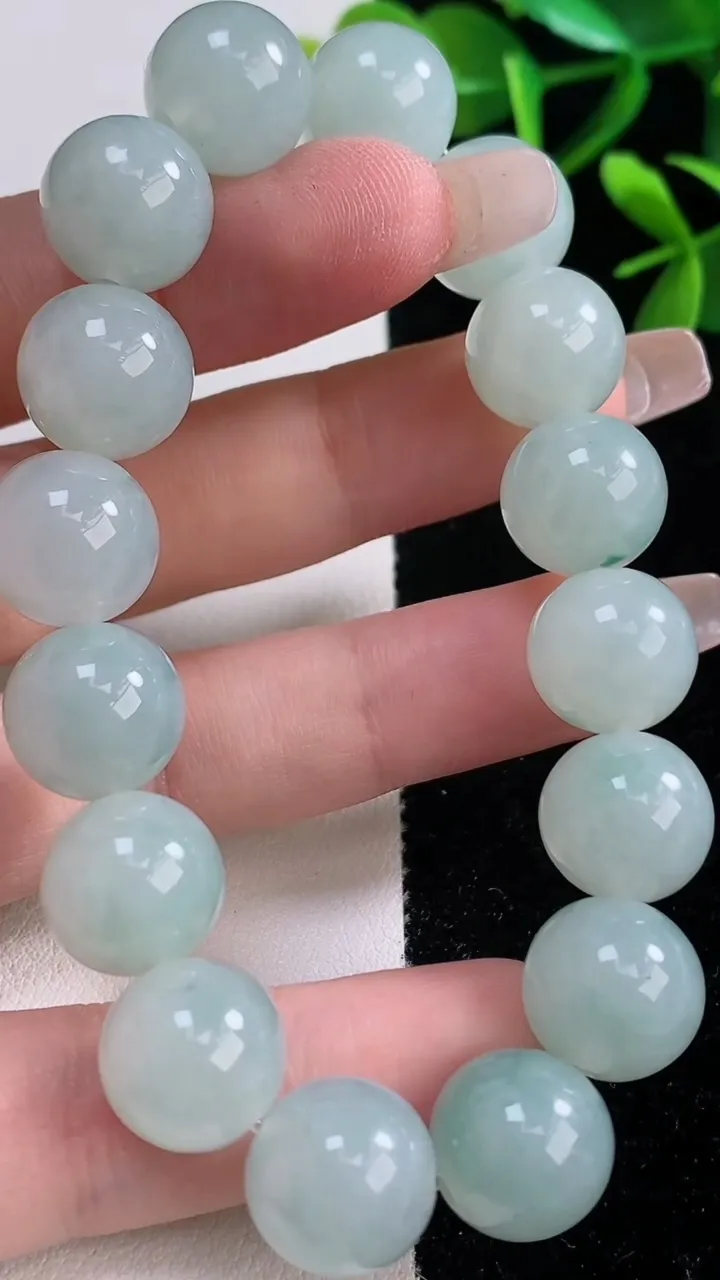 天然A货翡翠飘花圆珠手串，尺寸12-16颗，重量:50.55g12月27日
工厂直销收藏佳品,种好水足，色泽均匀，有种有色，上手高大气！