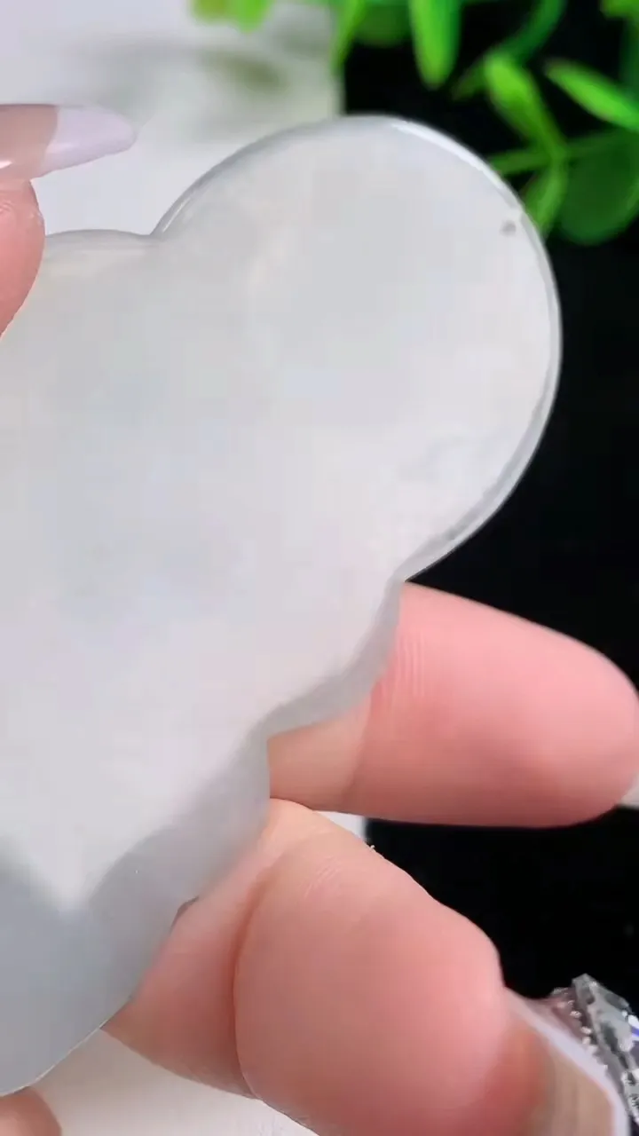 天然A货翡翠大势至菩萨吊坠，尺寸68.8-41-5.4，重量:27.15g
12月27日