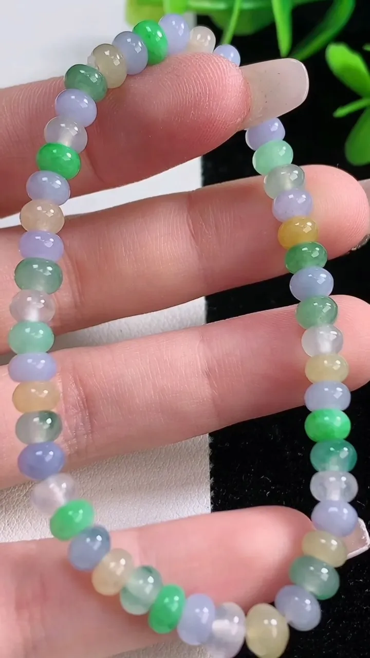 天然A货翡翠三彩算盘珠手串，尺寸5.3-3.5-49颗，重量:10.33g12月27日
工厂直销收藏佳品,种好水足，色泽均匀，有种有色，上手高大气！