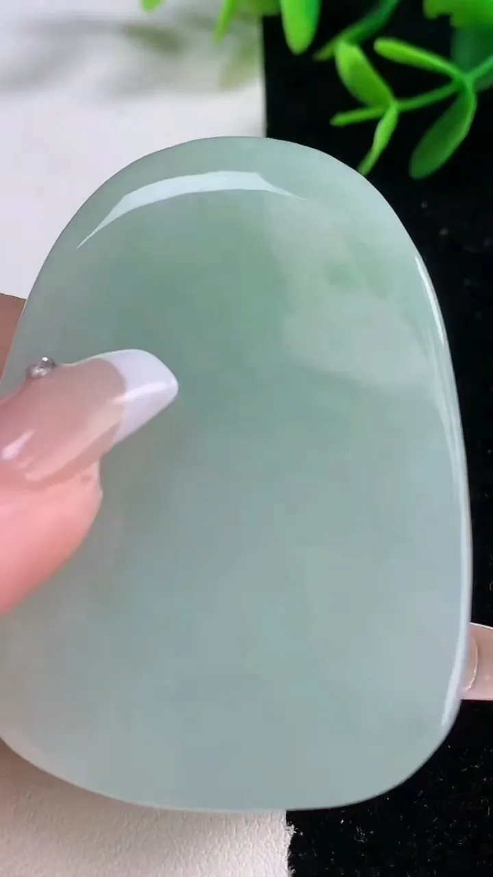 天然A货翡翠大势至菩萨吊坠，尺寸61.4-43.6-11，重量:59.53g
12月27日