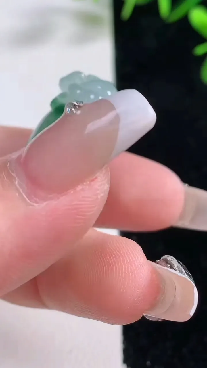 天然A货翡翠冰种飘花福瓜吊坠，尺寸39-18.2-12.4，重量:15.93g
12月27日